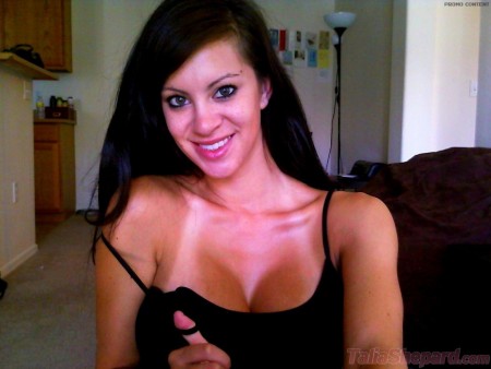 Большегрудая брюнетка Talia Shepard сексуально вылизывает игрушку близко к камере!