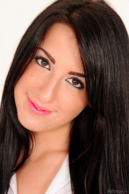 Милая брюнетка-подросток Kimmy Kay стягивает трусики, не снимая короткую юбку