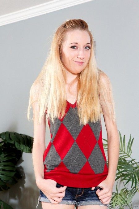 Милая блондинка Lolita Haize - одна из малышек, которые любят позировать перед камерой