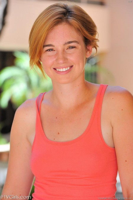 Рыжая девочка-подросток Jodi Taylor любит улыбаться, но этим дело не ограничится