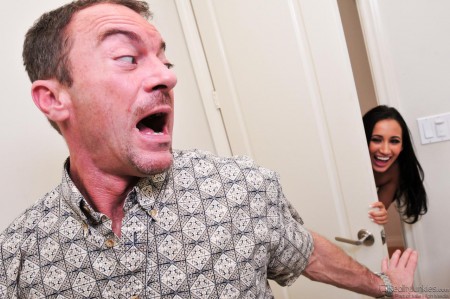 Трахнув парня орально и вагинально, красотка Amia Moretti наслаждается спермой