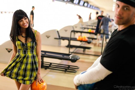 Дикая оргия заставляет Sadie West быть готовой к зарядам спермы