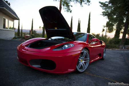 Белокурая блядь Bree Olson демонстрирует горячие прелести сидя на корточках возле новой машины