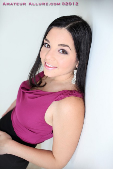 Прекрасная малышка Nadine Sage сосет член и показывает язычок с белой спермой на нем