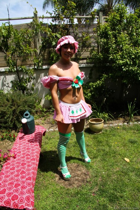 Позировать на воздухе в солнечный денек - вот что мамочка Julie Night любит больше всего на свете