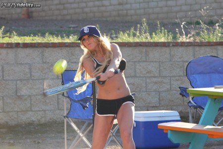 Парень учит играть в теннис Charisma Cappelli и она учит его сумасшедшему сексу