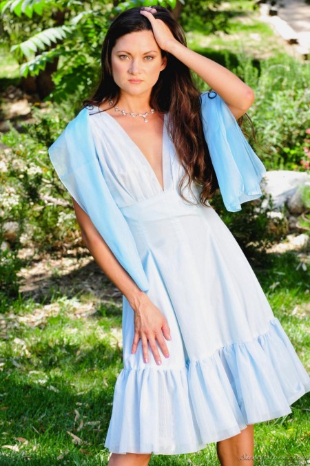 Горячая брюнетка Stephanie Swift устраивает эротическое представление на природе