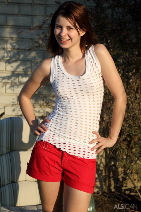 Игривая малышка Judy Smile раздевается на свежем воздухе и трет голую киску напротив кресла