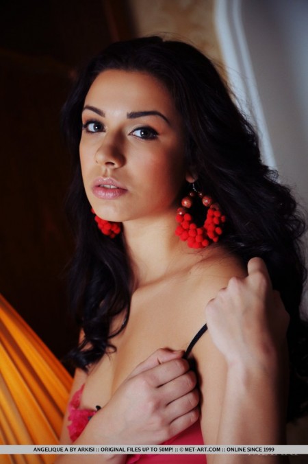 Очаровательная брюнетка Angelique A обладает страстным телом, которое она показывает нагишом