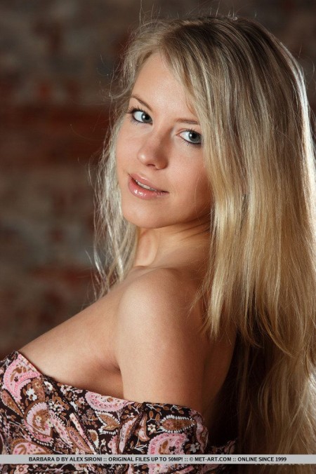 Белокурая красотка Barbara D позволила хорошо рассмотреть свою клевую писю и милые сиськи