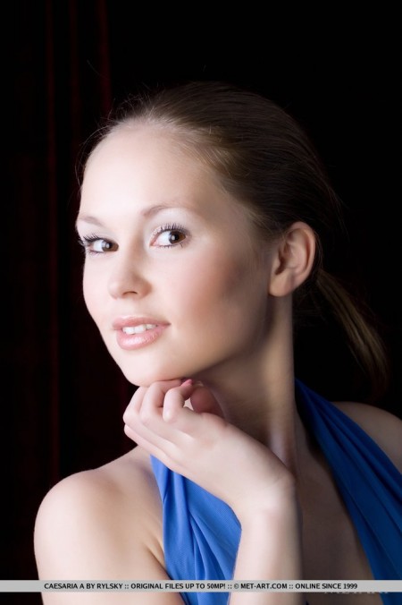 Прекрасная, обнаженная Caesaria A играет с голубым шарфом и своим телом