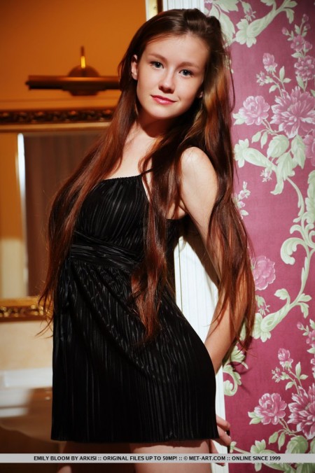 Брюнетка Emily Bloom показывает большие сиськи и свои дырочки