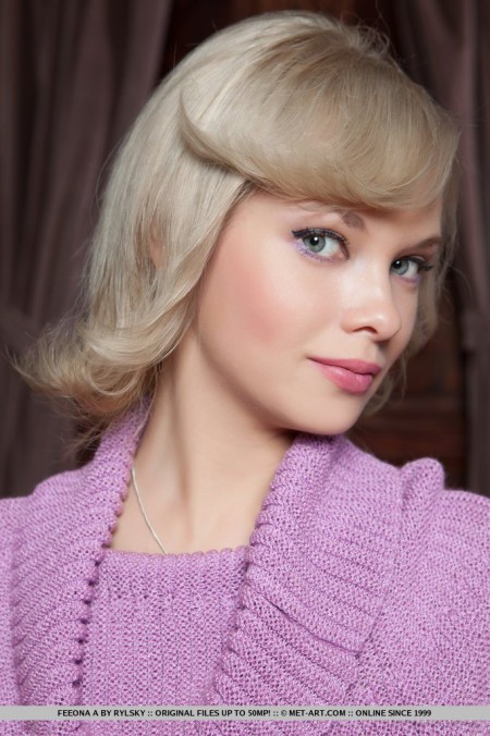 Блондинка Feeona A остается одна дома и расхаживает голой