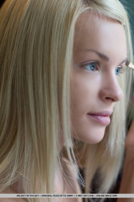 Kya Nubiles - восхитительна и эта белокурая малышка хочет немного поддразнить нас