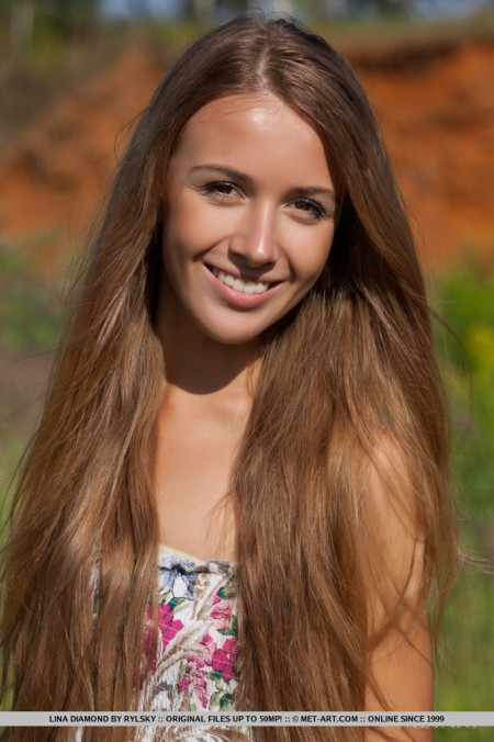 Обнаженная цыпочка Lina Diamond устраивает невероятное шоу, раздвигая ноги на лужайке