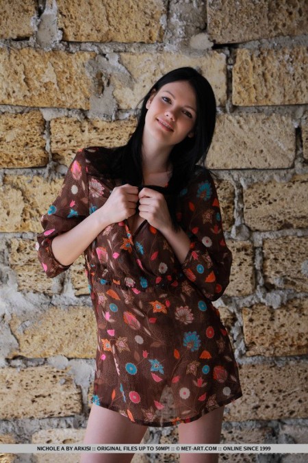 Брюнетка-подросток Nichole A нашла уединенное место, чтобы показать тебе свою голую киску