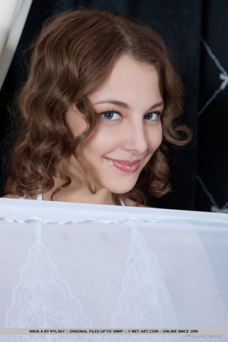 Соблазнительная малышка Nikia A позирует в белом нижнем белье и без него