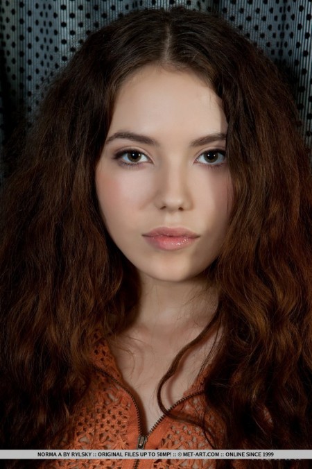 Брюнетка-подросток Norma Joel раздвигает ножки, показывая насколько умелая ее киска