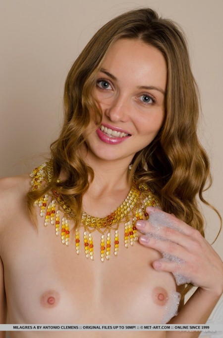 Обнаженная красотка Paulina R пытается прикрыться пеной