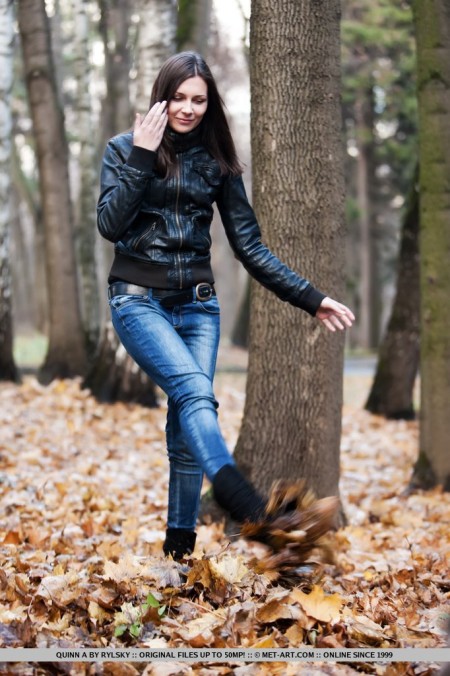 Знойная детка Quinn A выглядит классно в белой мужской рубашке и без трусиков