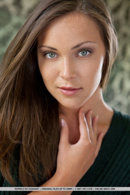 Стройная девочка Sophia E раздевается чтобы ты увидел ее точеные формы бронзового тела