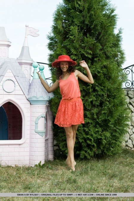 Соблазнительная брюнетка Swan A раздевается в саду и раздвигает ножки