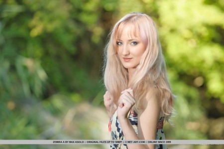 Горячая блондинка Zemira A ласкает классную грудь и красивую киску на природе