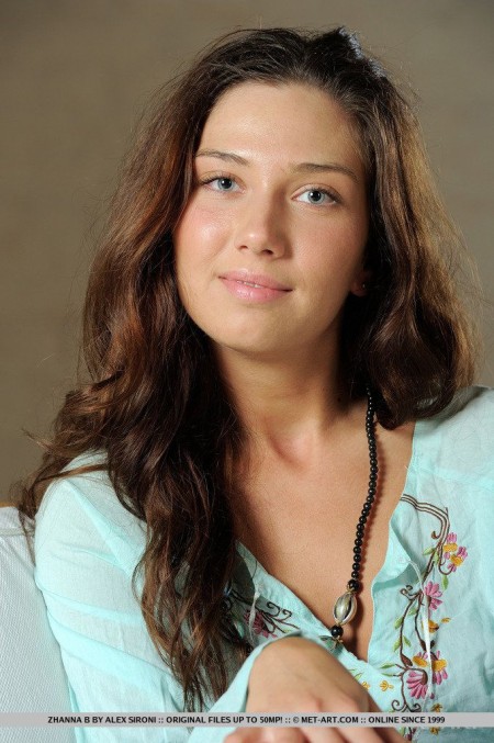 Малышка Zhanna B позирует без трусиков и высоко задирает ножки