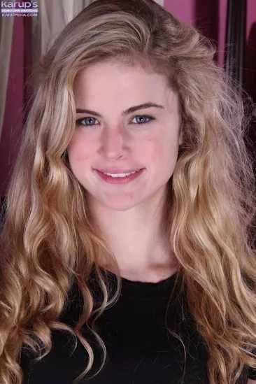 Милая блондинка в униформе Nikki Carson выглядит очень горячо