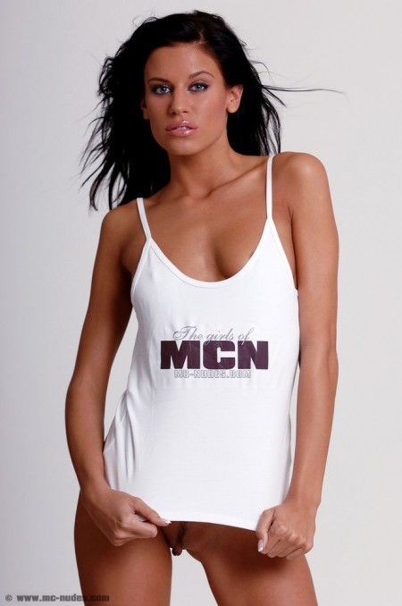 Темноволосая куколка Klara Smetanova снимает майку и демонстрирует голые сокровища