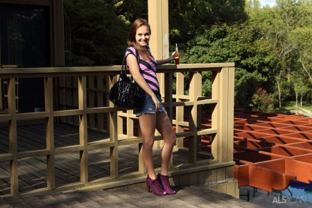 Похотливая милашка Sadie Grey раздвигает ножки на земле и вставляет в киску игрушки