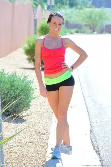 Rahyndee Rahyn позирует на улице, возбуждая нас