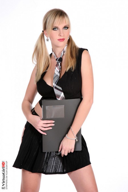 Грудастая блондинка Cikita медленно раздевается и остается в галстуке на груди