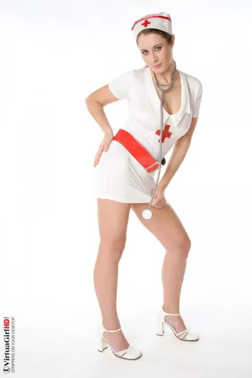 Медсестра с большими сиськами Elya Virtuagirl снимает халатик и позирует абсолютно обнаженной