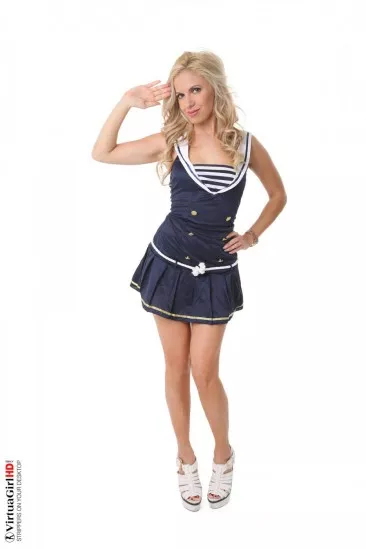 Liza Virtuagirl в сексуальных трусиках широко раздвигает свои ножки