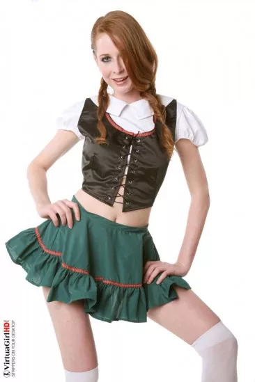 На свете немного рыжих деток вроде возбужденной Lucie T. Пришло время ей раздеться