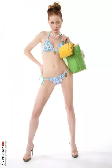 Лето пришло и милая рыжая девочка Lucie T вот-вот покажет нам свое бикини