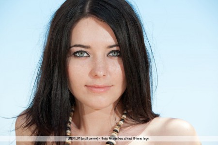 Брюнеточка Olivia F не думает, что кто-либо может удовлетворить ее в таком уединенном месте