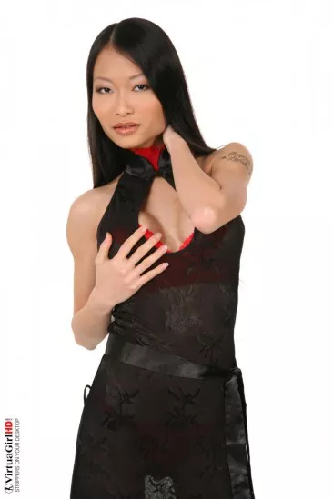 Похотливая азиатка Pussykat DDF соблазнительно виляет попкой в крошечных красных стрингах