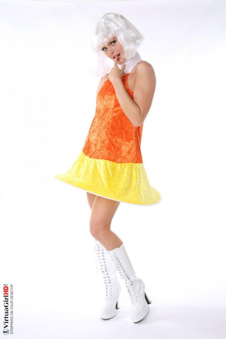 Блондинка Sandra Sanchez танцует и раздевается перед камерой