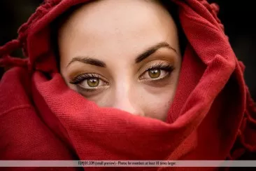 Игривая латиноамериканская красотка Lorena Morena показывает свои маленькие титьки и сексуальную киску на десерт