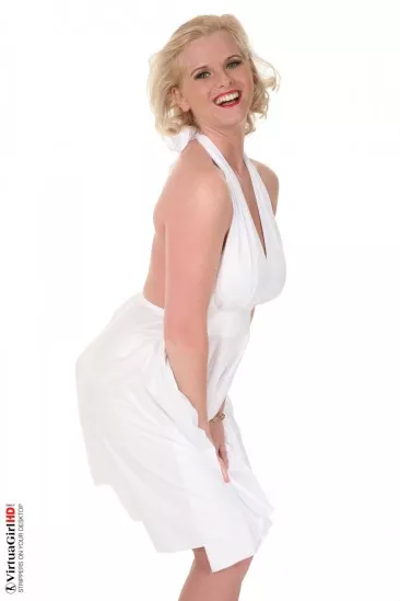 Грудастая блондинка Sofia DDF с удовольствием позирует в образе Мэрелин Монро и показывает свои дыньки