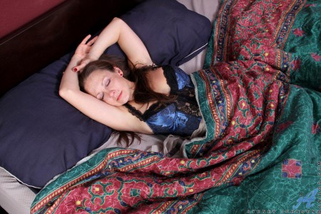 Прекрасная зрелая сучка в нижнем белье Sydney Johnson снова и снова пронзает свою похотливую дырку секс-игрушкой