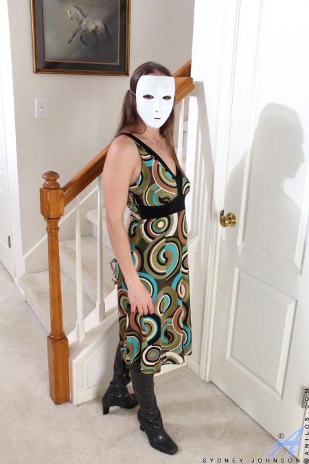 Негодная мамочка Sydney Johnson показывает голую грудь и киску, через дырку в чулочках