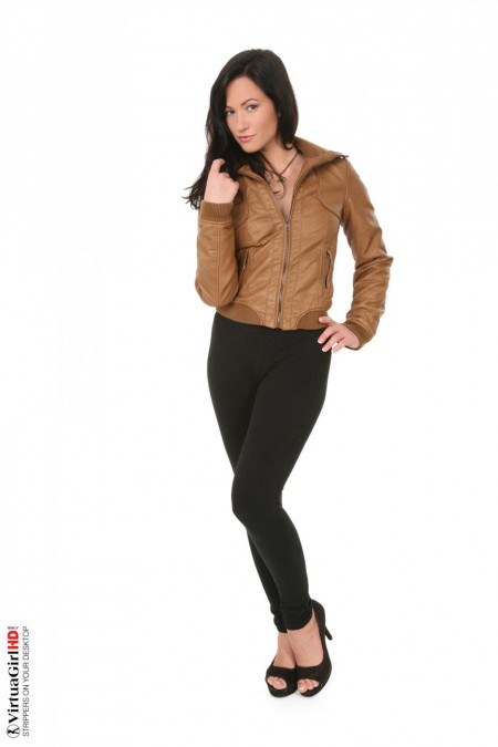 Горячая брюнетка Tess Lyndon обнажает свою стриженную киску