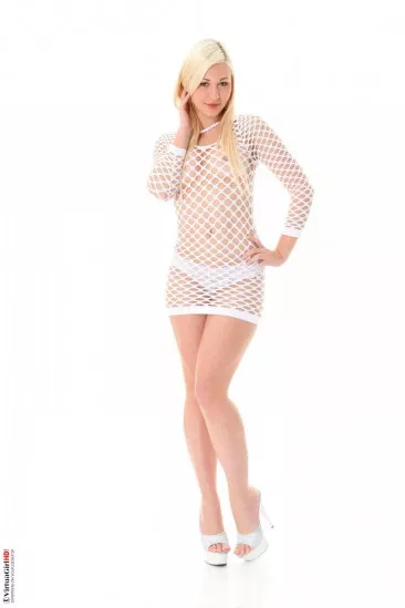 Соблазнительная молоденькая блондинка Tracy Delicious снимает свой сетчатый наряд, который едва ли скрывает ее сиськи