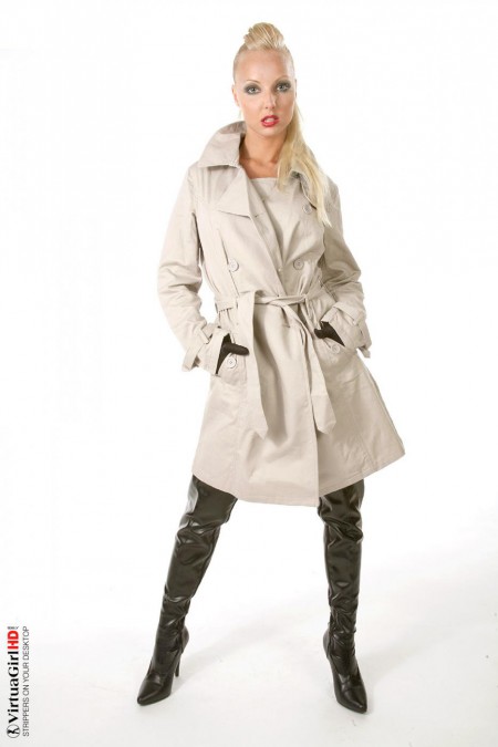 Грудастая блондинка Veronika Symon расстегивает плащ и показывает эротичное белье