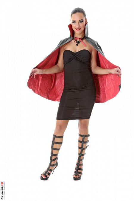 Темноволосая вампирша Viktoria Sweet гипнотизирует тебя видом своей обнаженной красоты