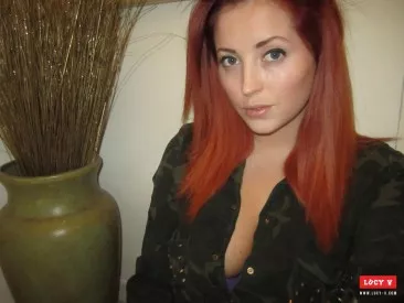 Рыжая девочка-подросток Lucy Vixen снимает одежду и фоткает свою большую грудь