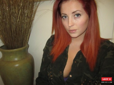Рыжая девочка-подросток Lucy Vixen снимает одежду и фоткает свою большую грудь